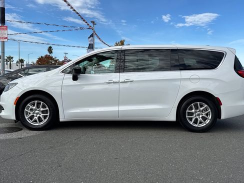 Used 2024 Chrysler Voyager LX image 7