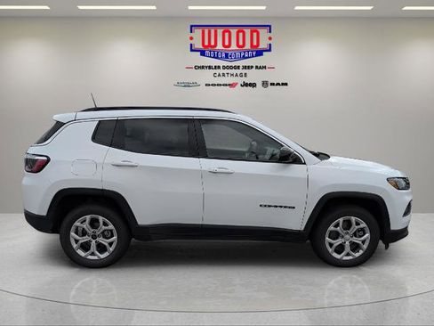 Used 2024 Jeep Compass Latitude AWD/4WD image 2
