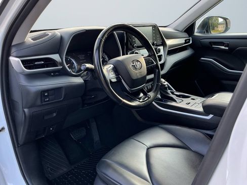 Used 2021 Toyota Highlander XLE AWD/4WD image 11