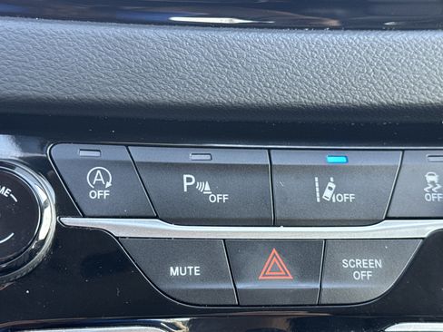 Used 2023 Chrysler Pacifica Touring-L FWD image 23