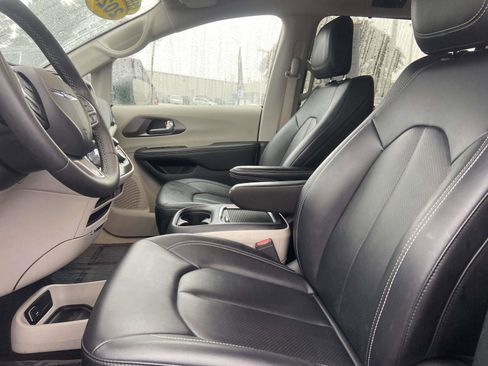 Used 2024 Chrysler Pacifica Touring-L image 17