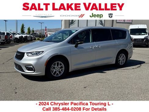 Used 2024 Chrysler Pacifica Touring-L FWD image 1