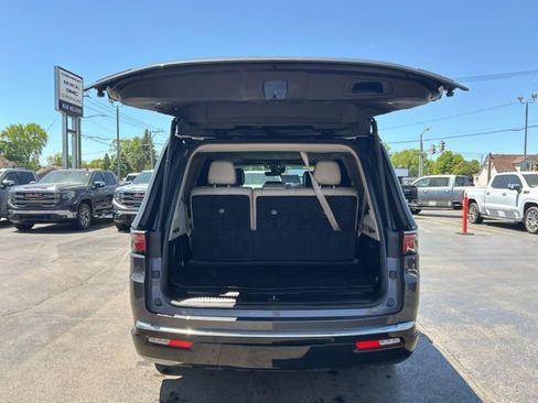 Used 2022 Jeep Wagoneer Series III w/ Premium Group I AWD/4WD image 10