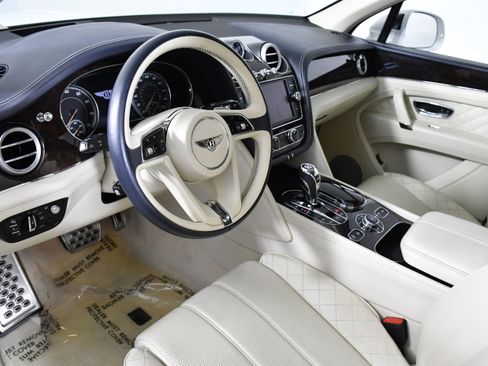 Used 2017 Bentley Bentayga image 21