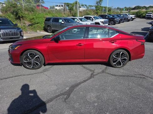 Used 2023 Nissan Altima 2.5 SR FWD image 2