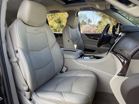 Used 2017 Cadillac Escalade Premium Luxury image 38