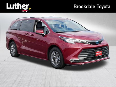 Certified 2022 Toyota Sienna XLE w/ XLE Plus Package FWD image 1
