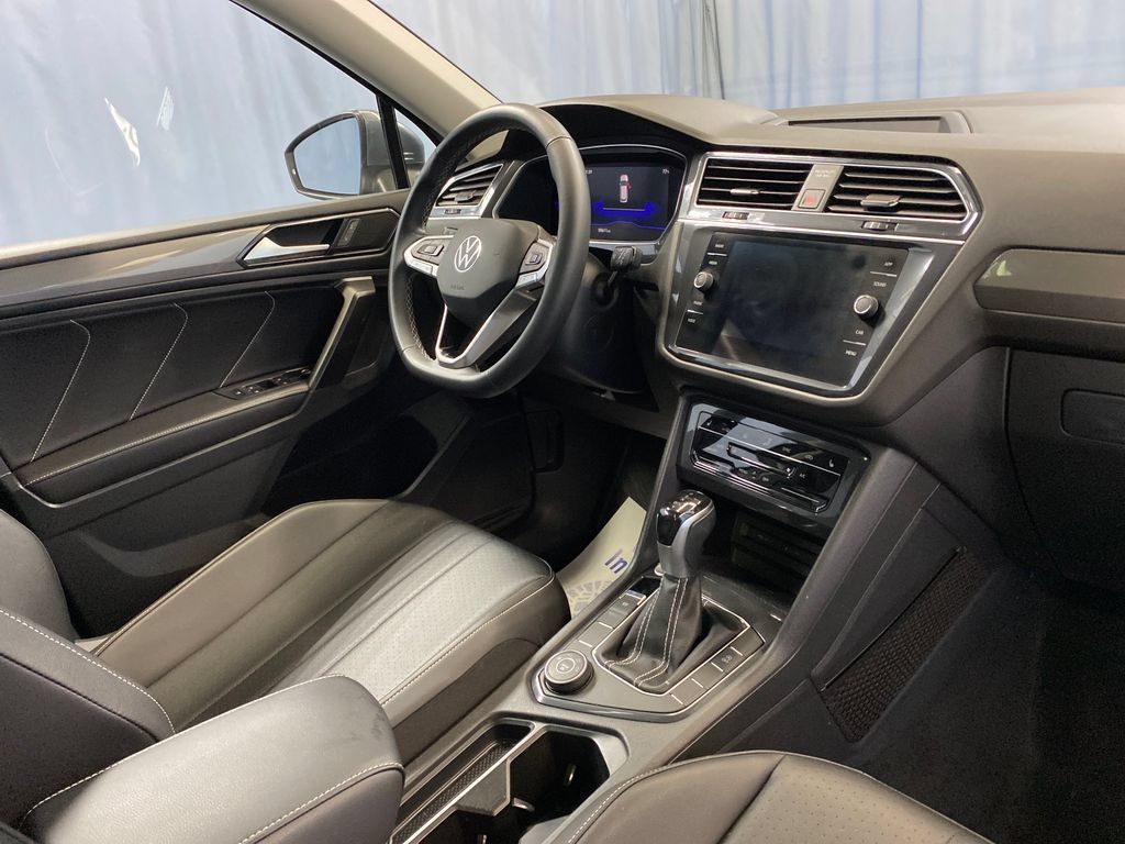 Used 2022 Volkswagen Tiguan SE AWD/4WD image 45