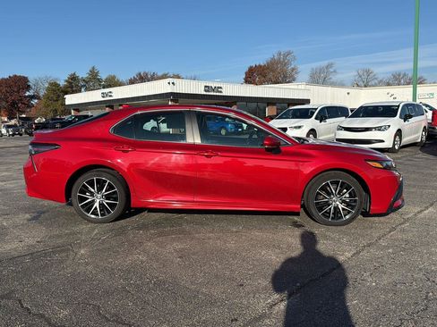 Used 2023 Toyota Camry SE image 4