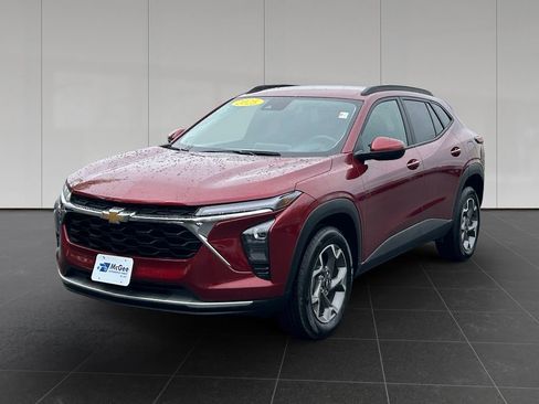 Used 2025 Chevrolet Trax LT FWD image 1