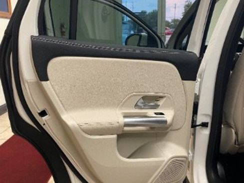 Used 2023 Mercedes-Benz GLA 250 4MATIC w/ Premium Package image 17