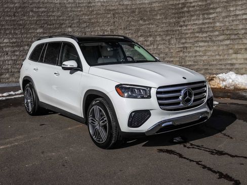 Used 2024 Mercedes-Benz GLS 450 4MATIC image 2