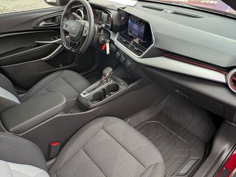 Certified 2025 Chevrolet Trax RS w/ Sunroof Package image 34