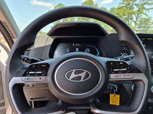 Used 2025 Hyundai Elantra SE FWD image 16