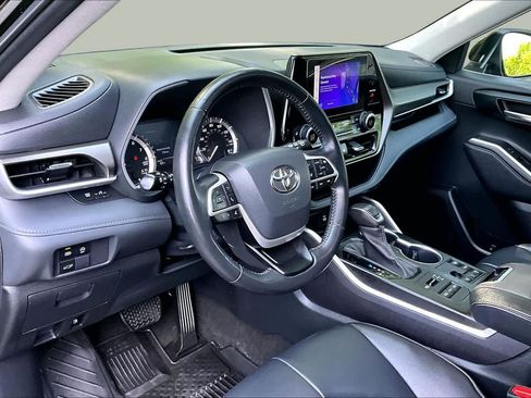 Used 2023 Toyota Highlander XLE AWD/4WD image 17