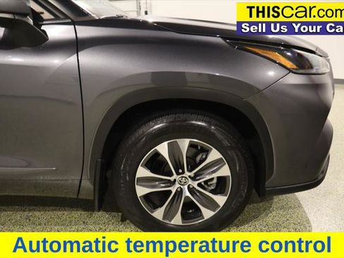 Used 2021 Toyota Highlander XLE FWD image 11
