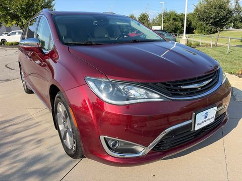 Used 2018 Chrysler Pacifica Limited w/ Advanced Safetytec Group FWD image 2