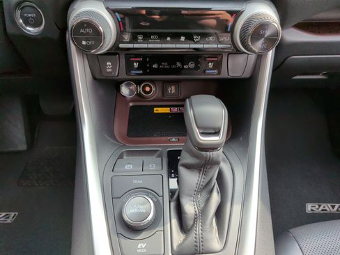 Used 2025 Toyota RAV4 Limited image 29