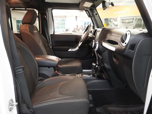 Used 2016 Jeep Wrangler Unlimited Sahara w/ Connectivity Group AWD/4WD image 33