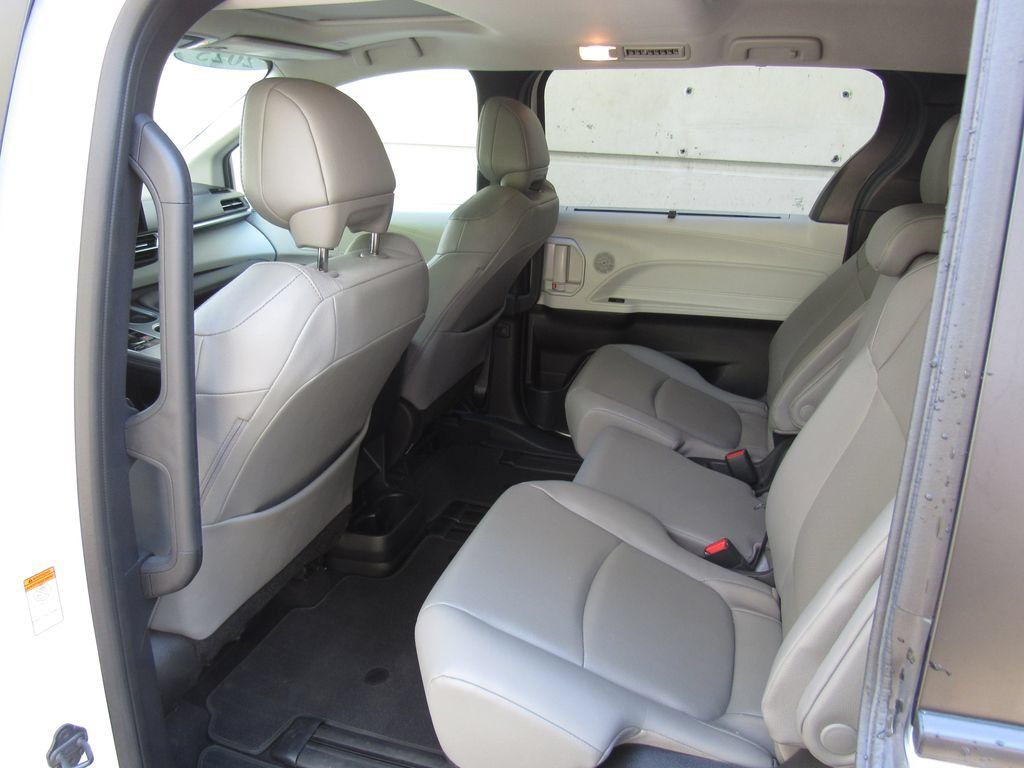 Used 2025 Toyota Sienna XLE FWD image 15
