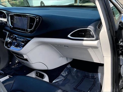Used 2024 Chrysler Pacifica Touring-L image 18
