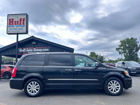 Used 2016 Chrysler Town & Country Limited Platinum FWD image 9