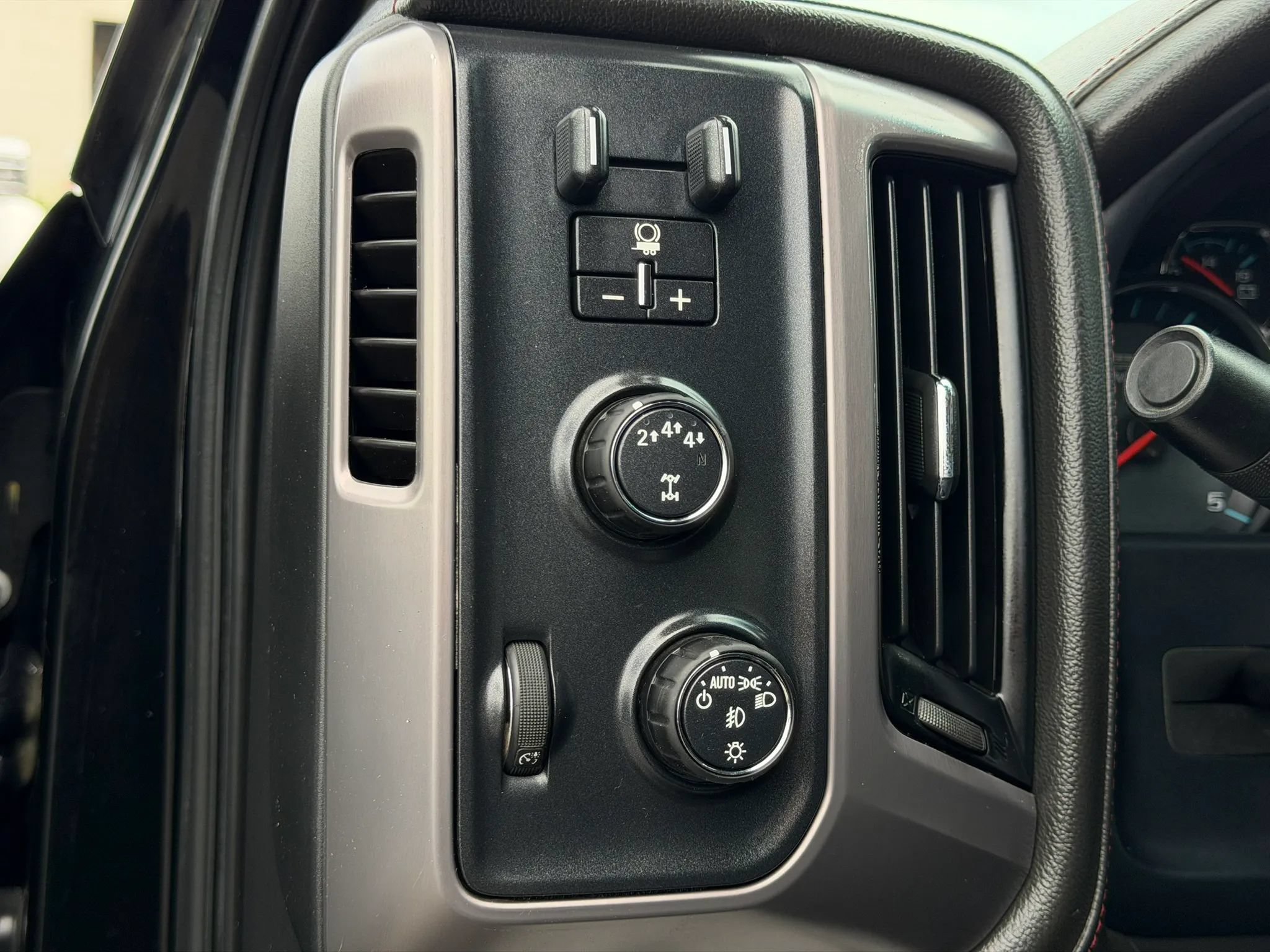 Used 2018 GMC Sierra 2500 SLT w/ Duramax Plus Package AWD/4WD image 29