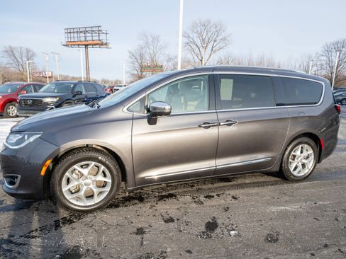 Used 2020 Chrysler Pacifica Limited w/ Advanced Safetytec Group image 3