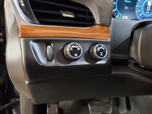 Used 2017 Cadillac Escalade Luxury AWD/4WD image 22