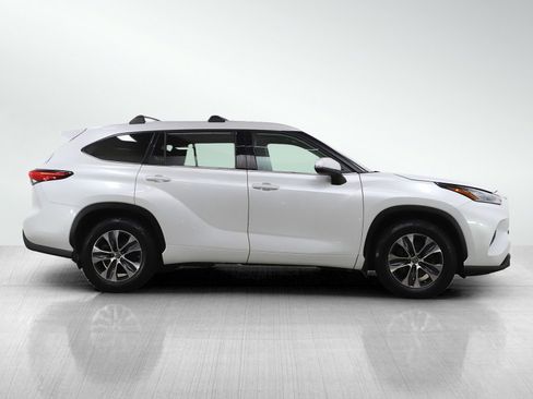 Used 2022 Toyota Highlander XLE image 6