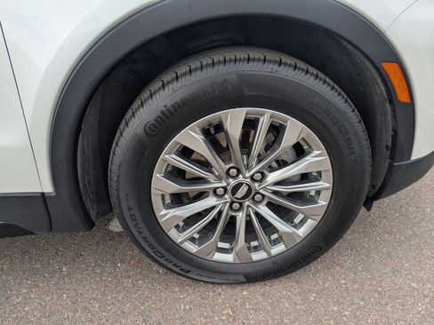 Used 2024 Cadillac XT4 Premium Luxury image 9