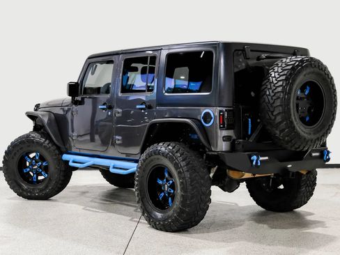 Used 2016 Jeep Wrangler Unlimited Rubicon AWD/4WD image 8