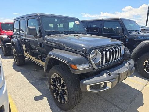 Used 2025 Jeep Wrangler Unlimited Sahara w/ Safety Group AWD/4WD image 4