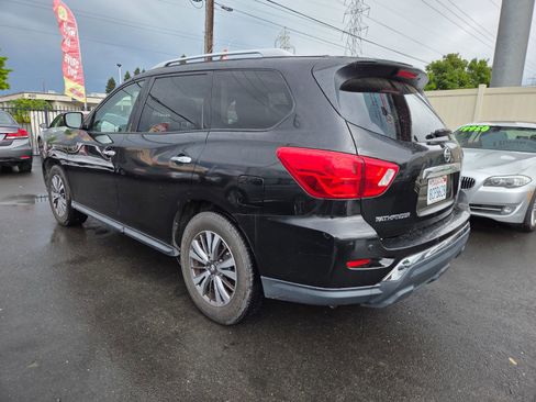 Used 2018 Nissan Pathfinder SV image 2