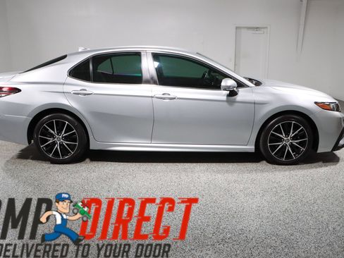 Used 2022 Toyota Camry SE FWD image 6