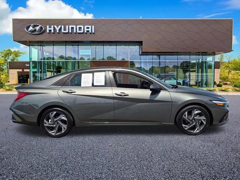 Used 2025 Hyundai Elantra Limited FWD image 5