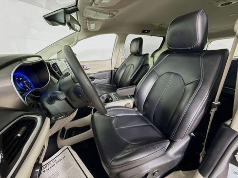 Used 2023 Chrysler Pacifica Touring-L FWD image 25
