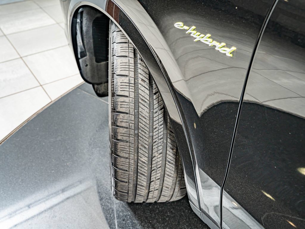 Certified 2025 Porsche Cayenne E-Hybrid Coupe AWD/4WD image 45