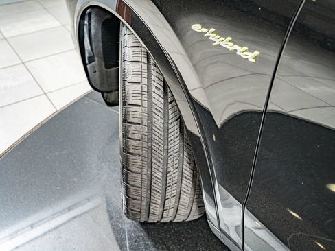 Certified 2025 Porsche Cayenne E-Hybrid Coupe AWD/4WD image 45