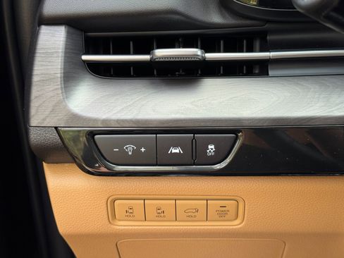 Used 2024 Kia Carnival EX image 16