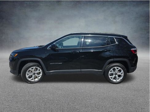 Used 2025 Jeep Compass Latitude AWD/4WD image 8