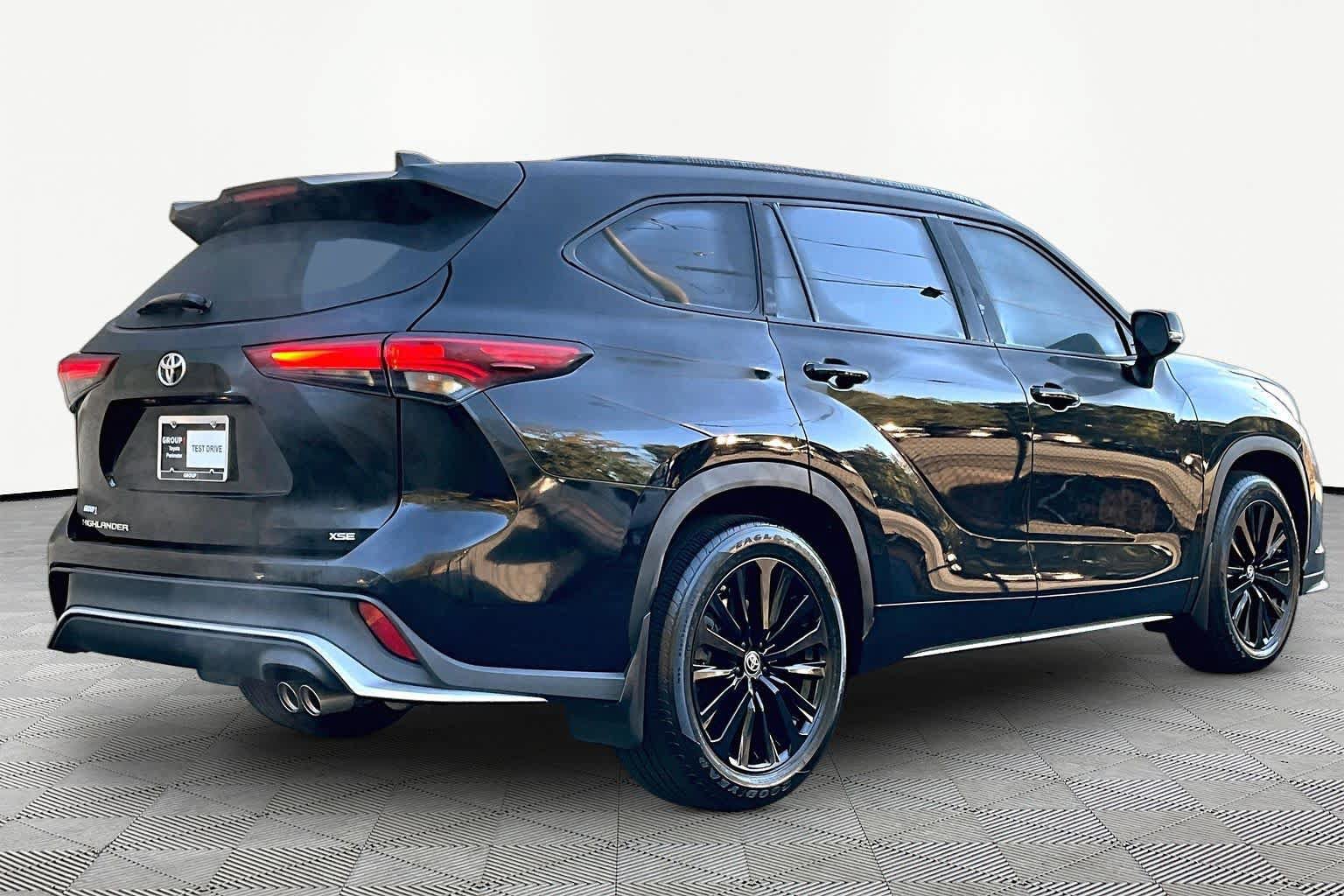 Used 2024 Toyota Highlander XSE FWD image 13