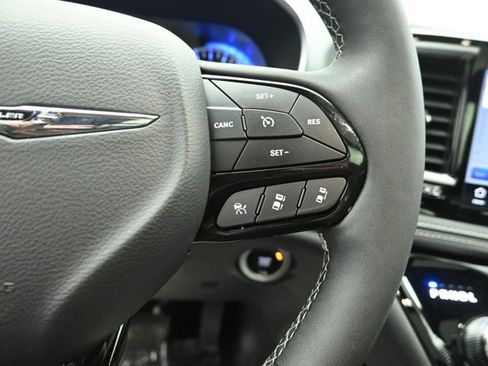 Used 2025 Chrysler Pacifica Limited FWD image 16