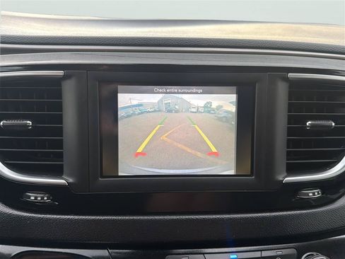Used 2020 Chrysler Pacifica Touring-L FWD image 26