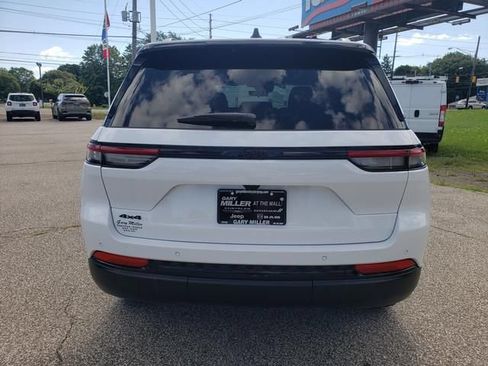 Used 2025 Jeep Grand Cherokee Altitude AWD/4WD image 4