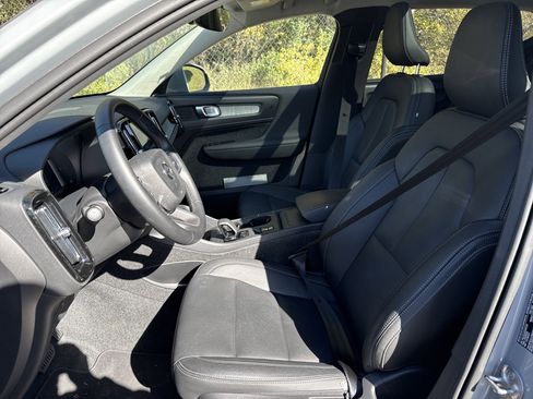 Used 2025 Volvo XC40 B5 Core image 25