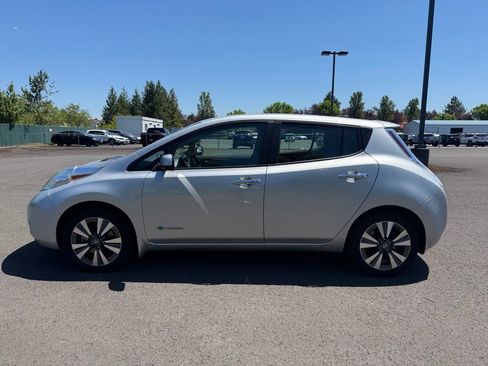 Used 2017 Nissan Leaf SV w/ Premium Package FWD image 4
