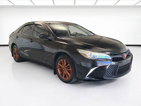 Used 2017 Toyota Camry SE image 3