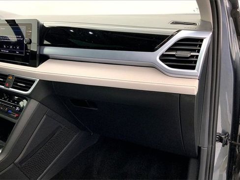 Used 2025 Volkswagen Taos SE w/ Panoramic Sunroof Package image 16