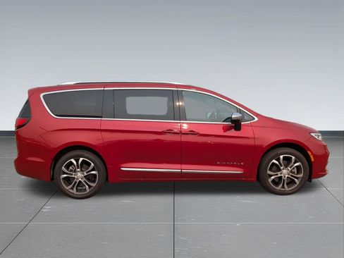 Used 2025 Chrysler Pacifica Pinnacle w/ Trailer Tow Group AWD/4WD image 6